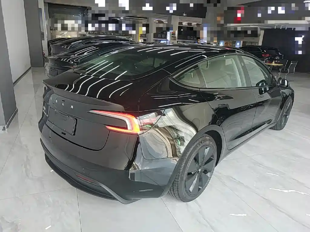 Tesla Model 3 — фото 7