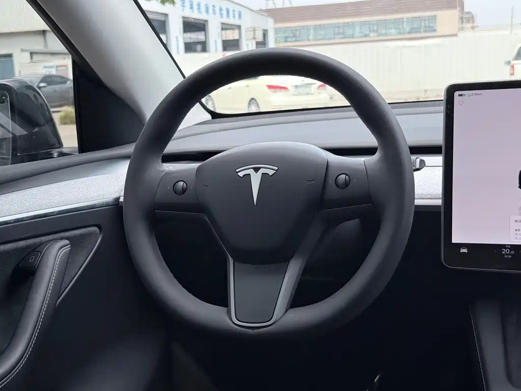 Tesla Model Y — фото 8