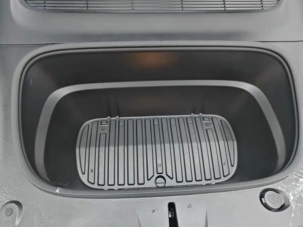 Tesla Model Y — фото 20