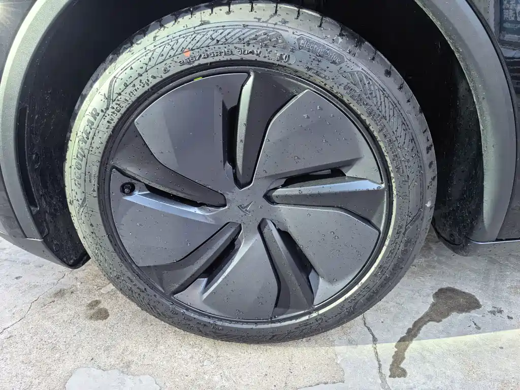 Tesla Model Y — фото 14