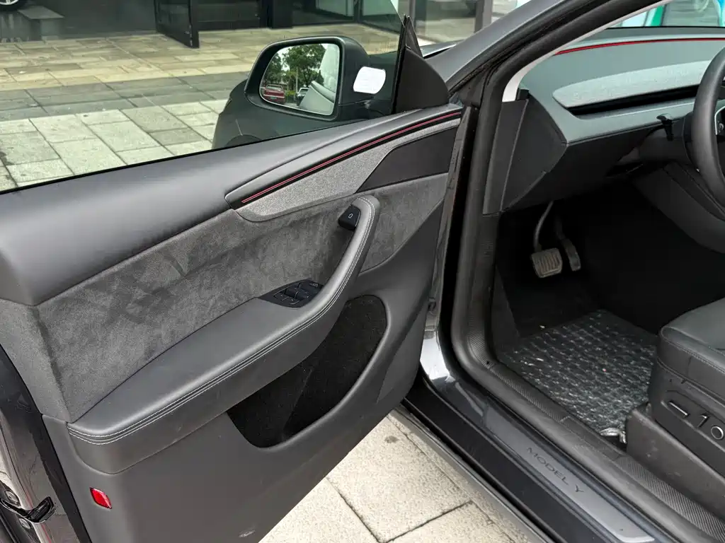 Tesla Model Y — фото 14