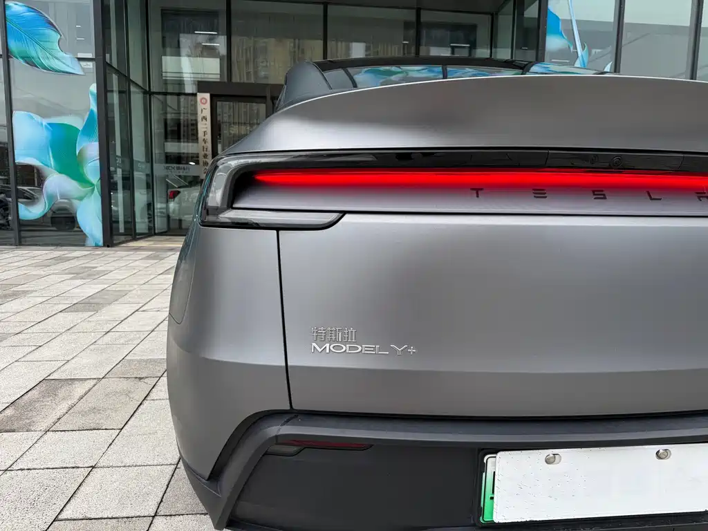 Tesla Model Y — фото 10