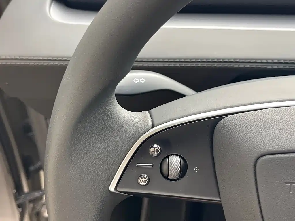 Tesla Model Y L — фото 17