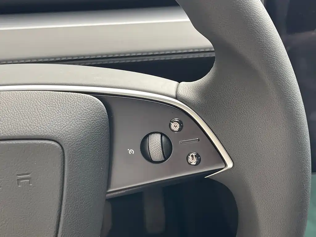 Tesla Model Y L — фото 18