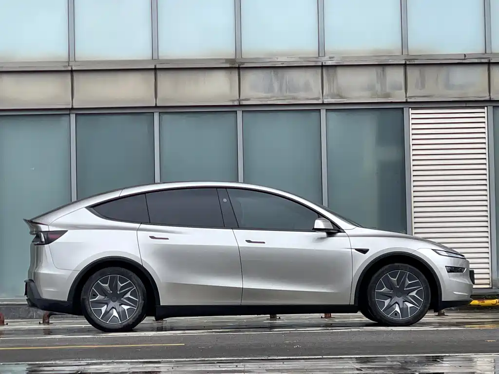 Tesla Model Y L — фото 3