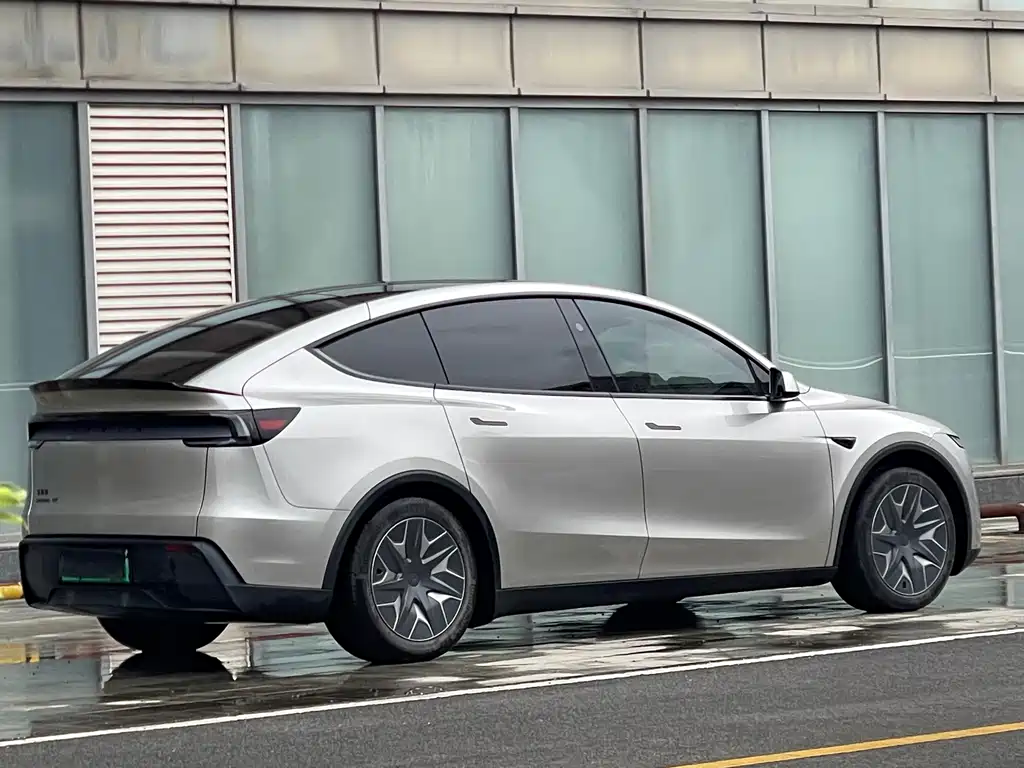 Tesla Model Y L — фото 4