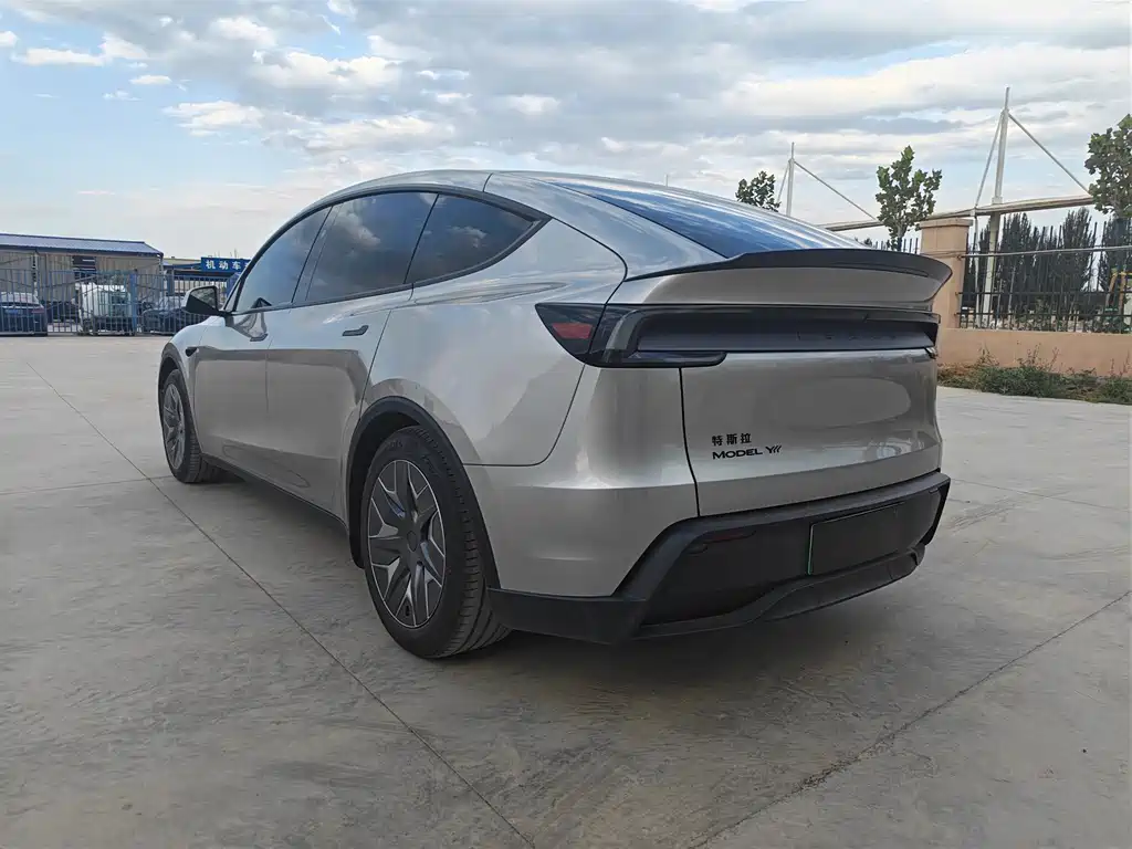 Tesla Model Y L — фото 7