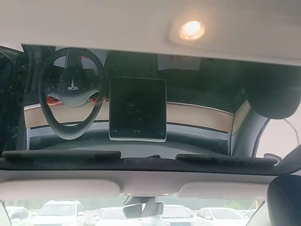 Tesla Model 3 — фото 18