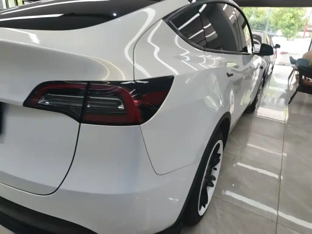 Tesla Model Y — фото 8