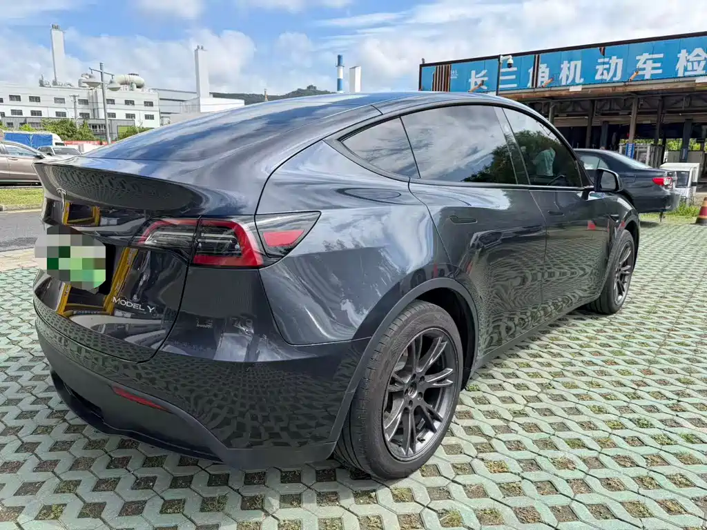 Tesla Model Y — фото 5