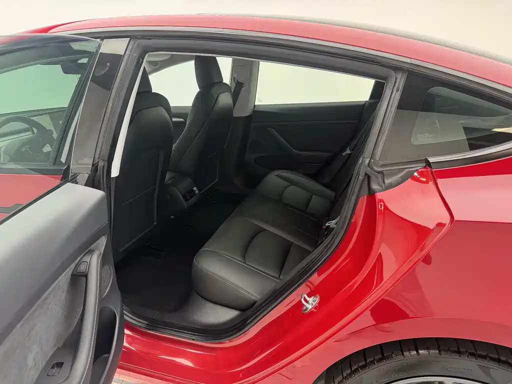 Tesla Model 3 — фото 10
