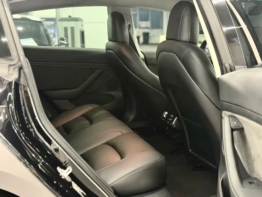 Tesla Model 3 — фото 10