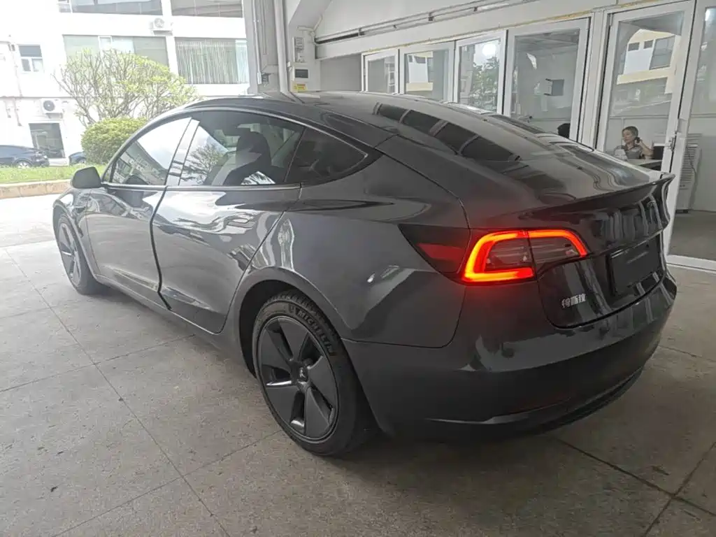 Tesla Model 3 — фото 5