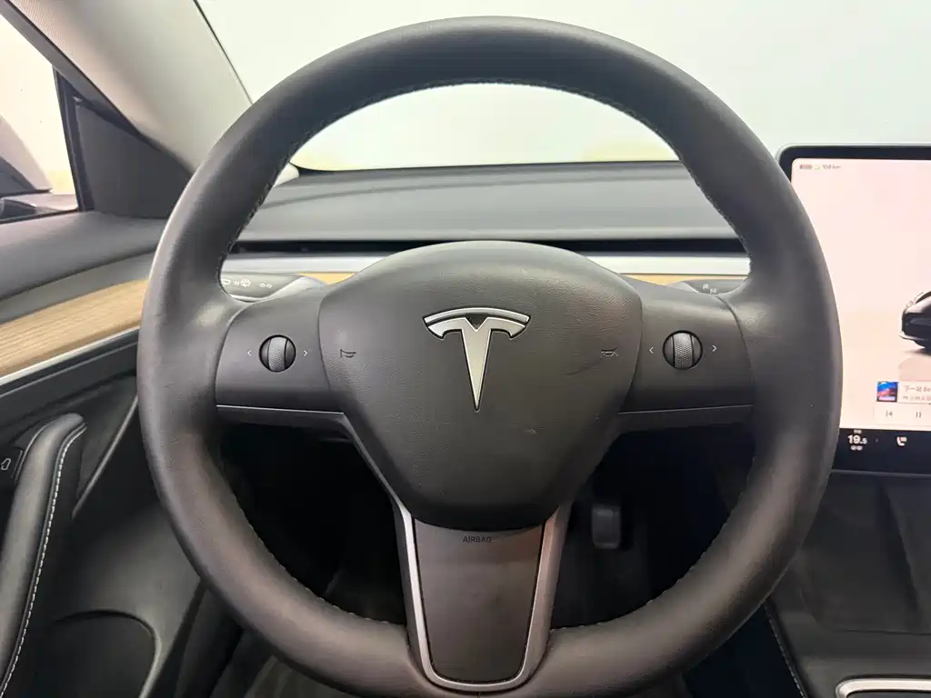 Tesla Model 3 — фото 13