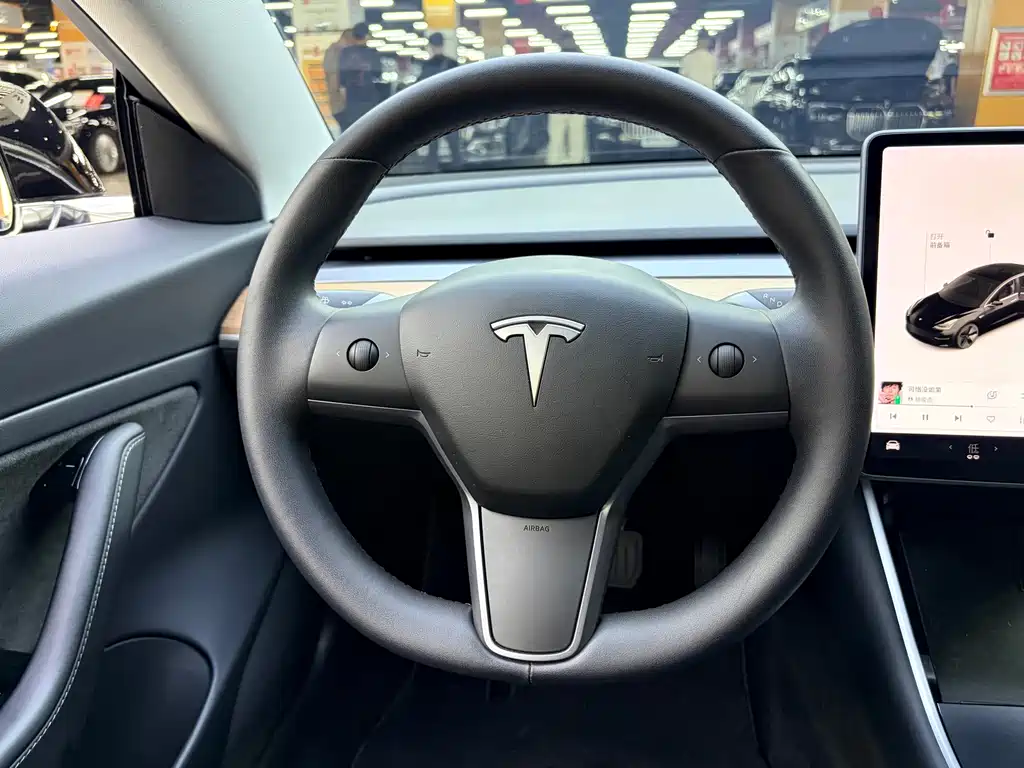 Tesla Model 3 — фото 7