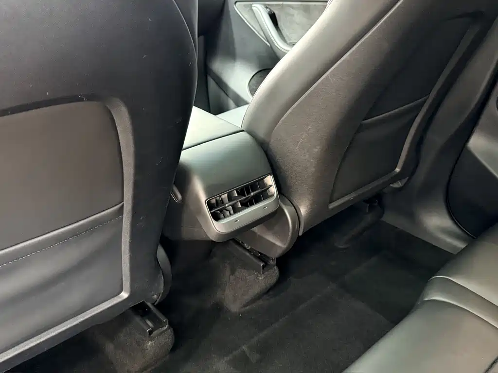 Tesla Model Y — фото 15