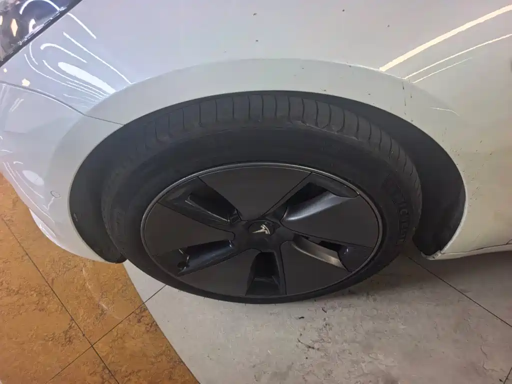 Tesla Model 3 — фото 4