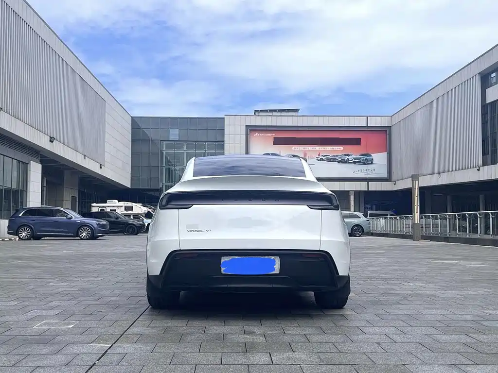 Tesla Model Y — фото 5