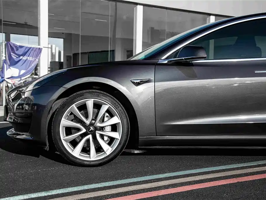 Tesla Model 3 — фото 4