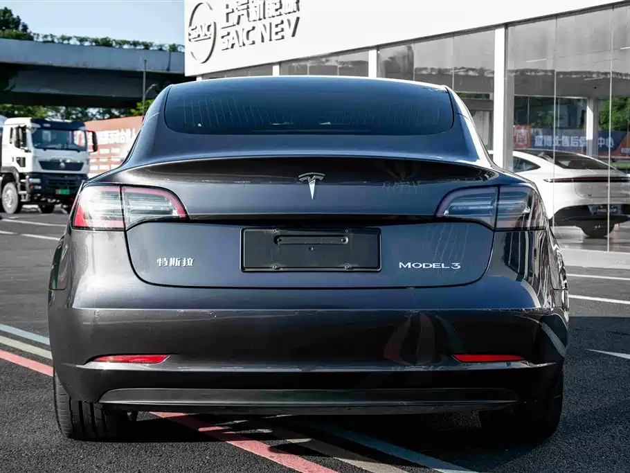 Tesla Model 3 — фото 7