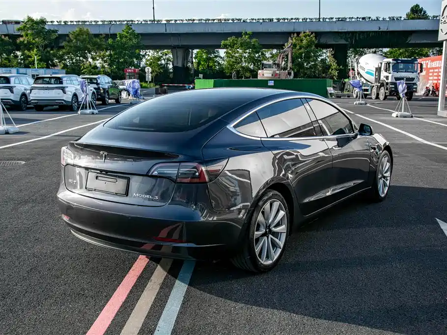 Tesla Model 3 — фото 8