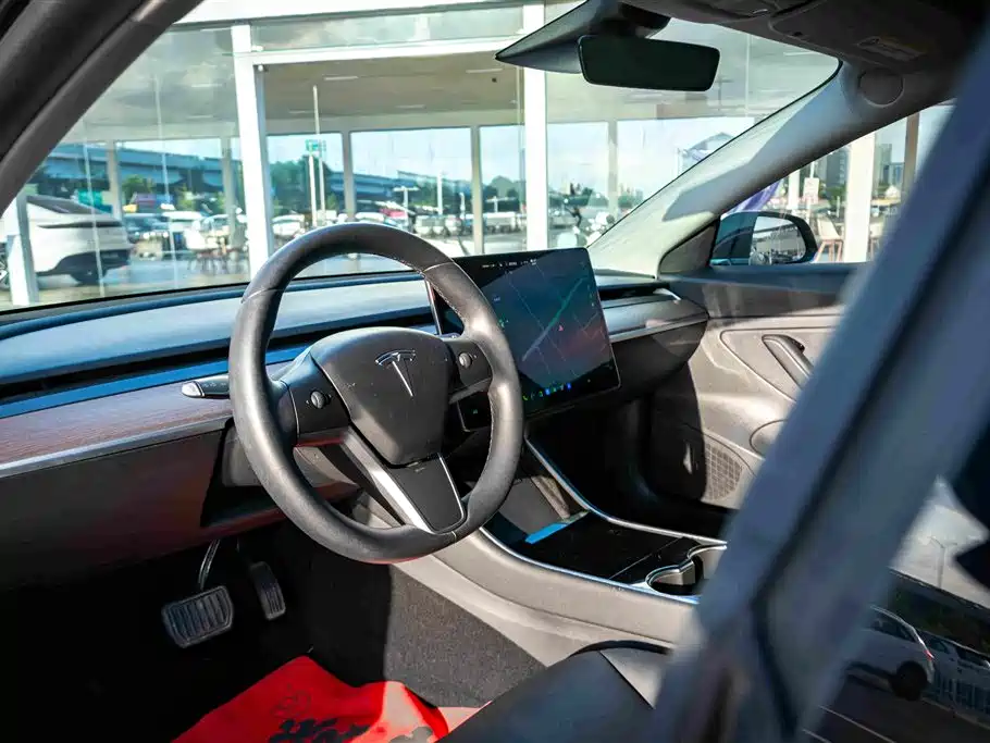 Tesla Model 3 — фото 10