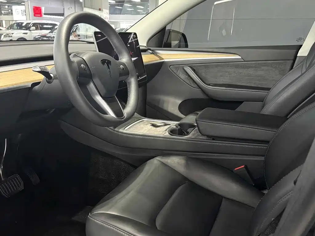 Tesla Model Y — фото 4