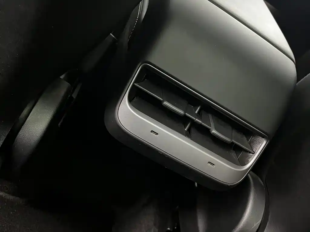 Tesla Model Y — фото 11