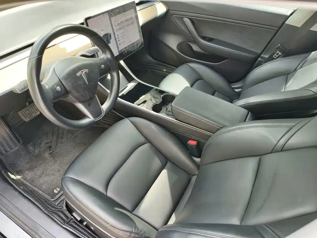 Tesla Model 3 — фото 9