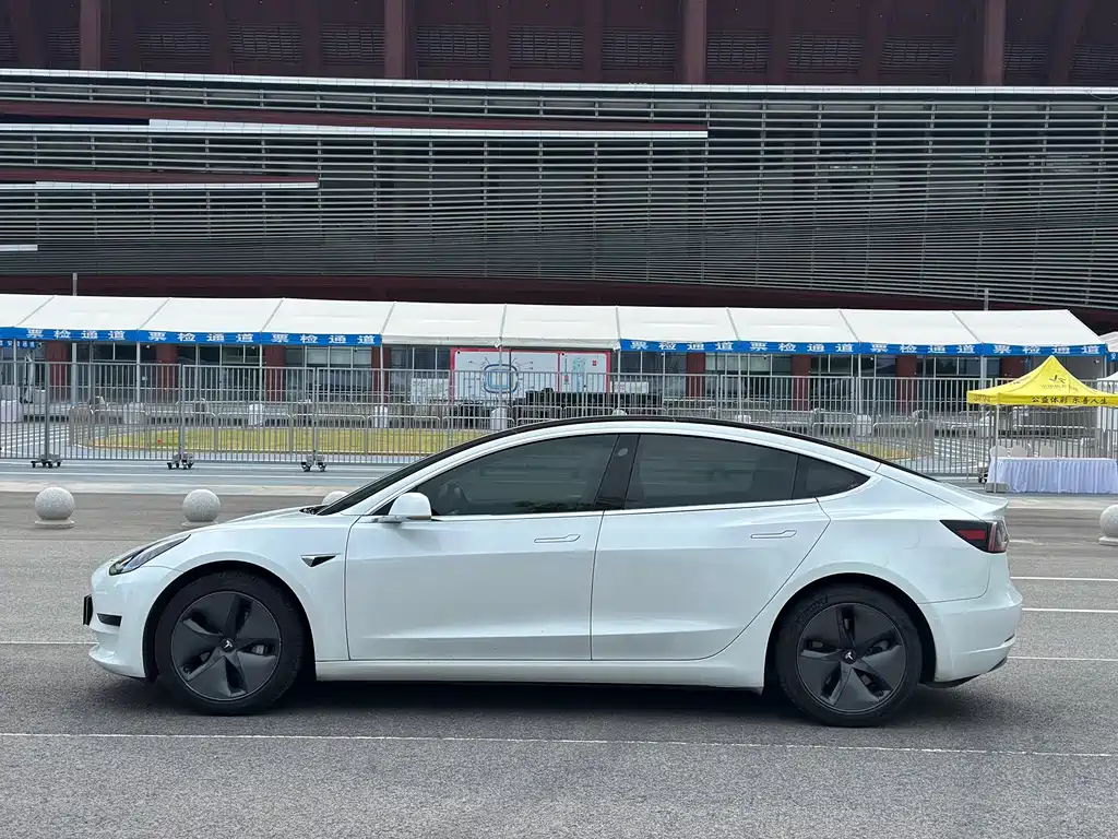 Tesla Model 3 — фото 3