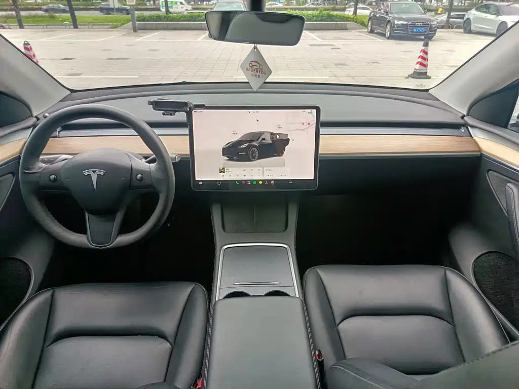 Tesla Model Y — фото 7
