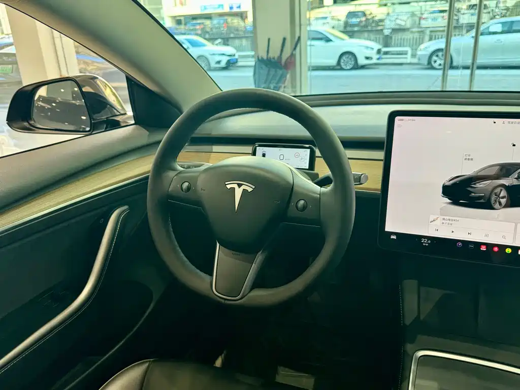 Tesla Model 3 — фото 11