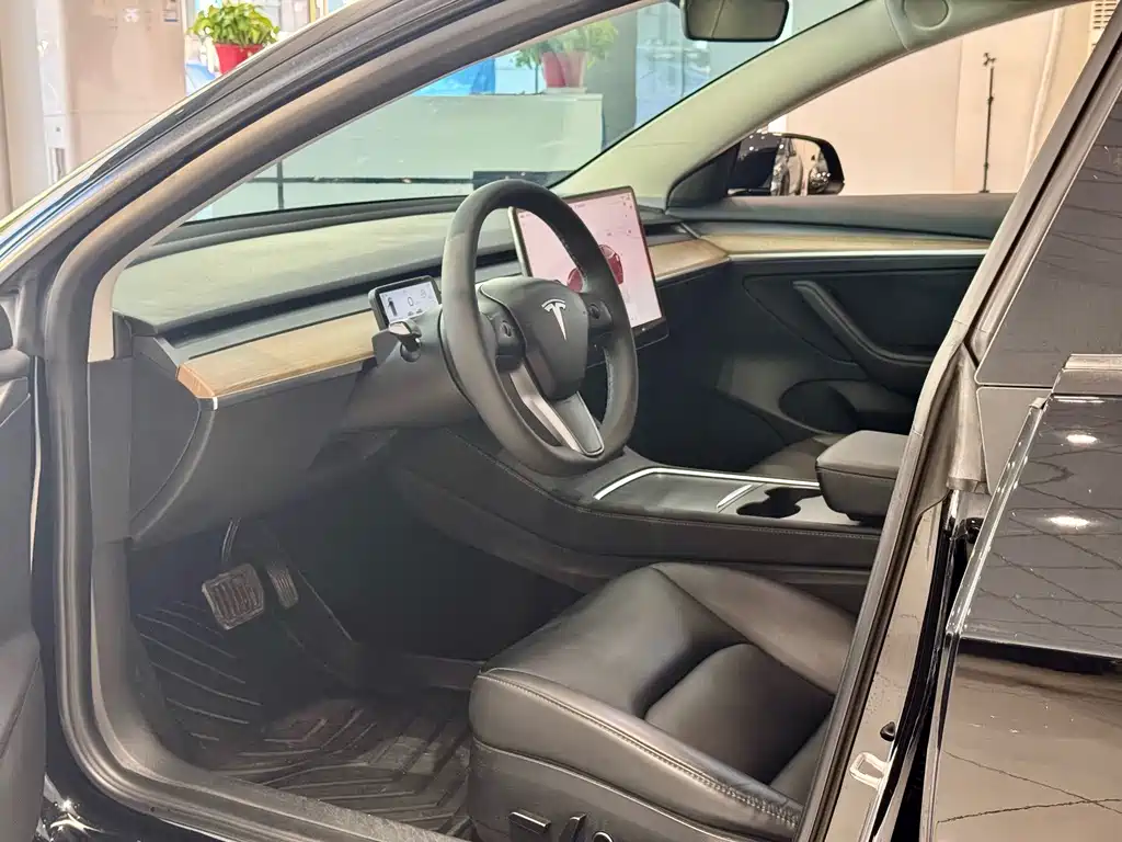 Tesla Model 3 — фото 4