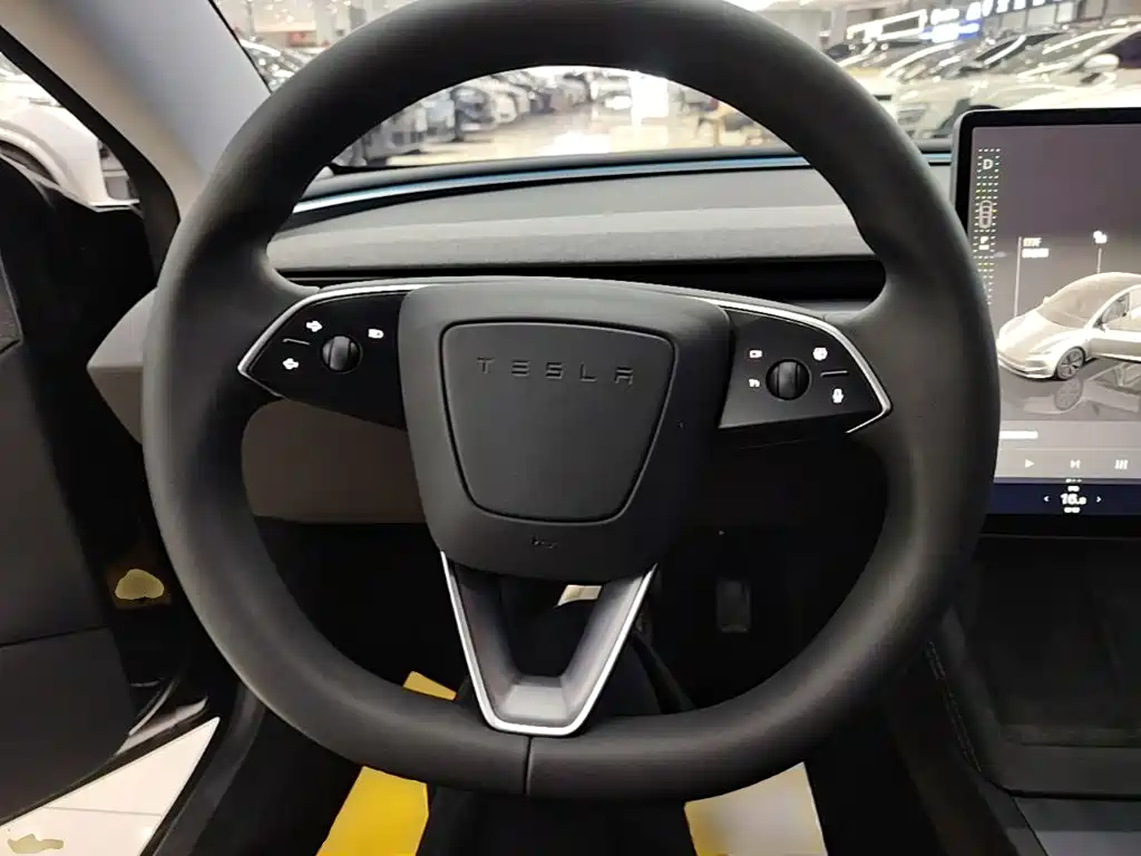 Tesla Model 3 — фото 11
