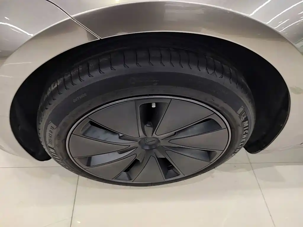 Tesla Model 3 — фото 23