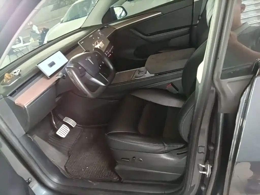 Tesla Model Y — фото 11