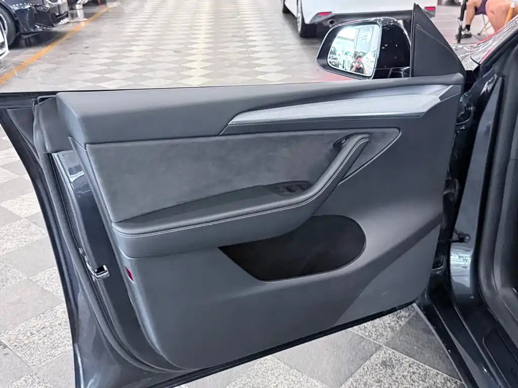 Tesla Model Y — фото 13