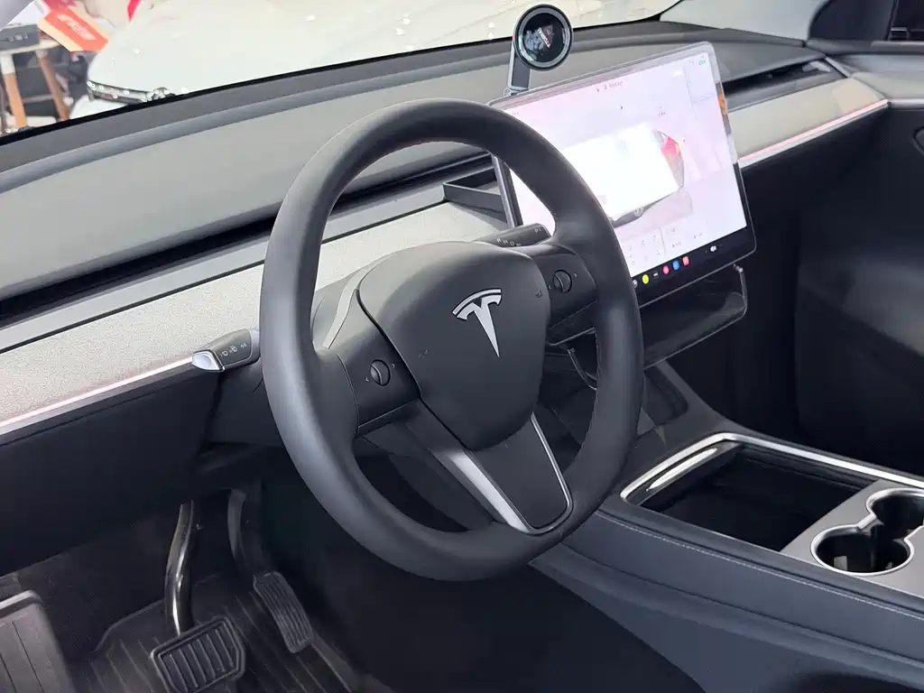 Tesla Model Y — фото 5