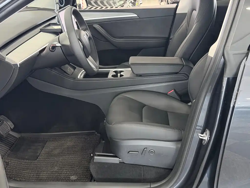 Tesla Model Y — фото 6