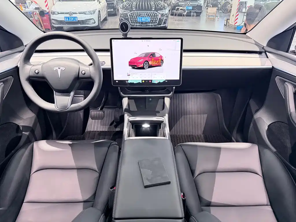 Tesla Model Y — фото 8