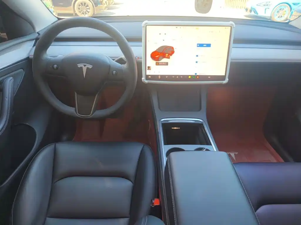 Tesla Model Y — фото 10