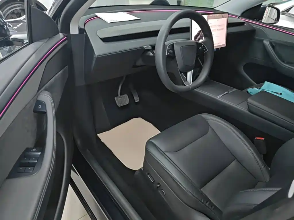 Tesla Model Y — фото 15