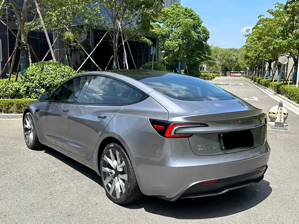 Tesla Model 3 — фото 11