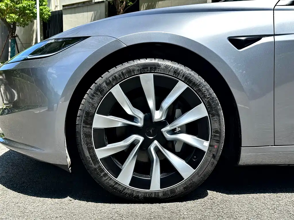 Tesla Model 3 — фото 14
