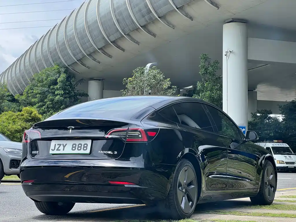 Tesla Model 3 — фото 7