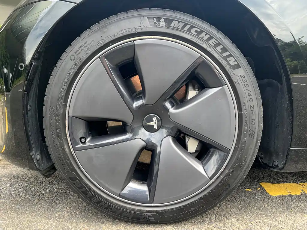 Tesla Model 3 — фото 10