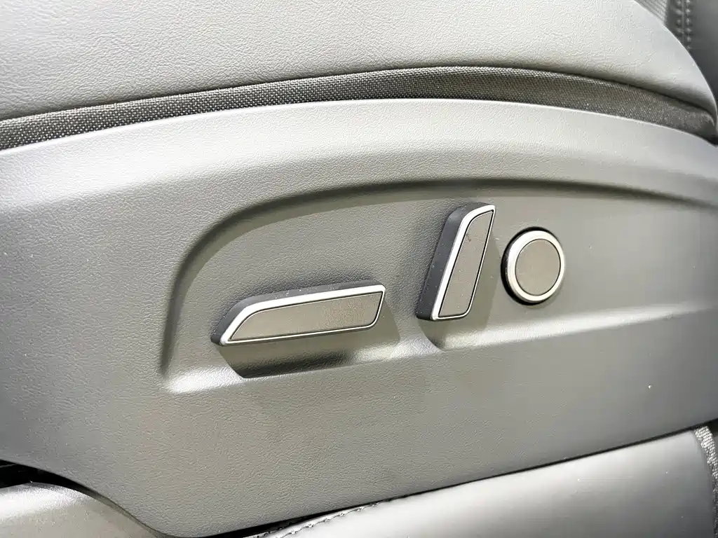Tesla Model Y — фото 17