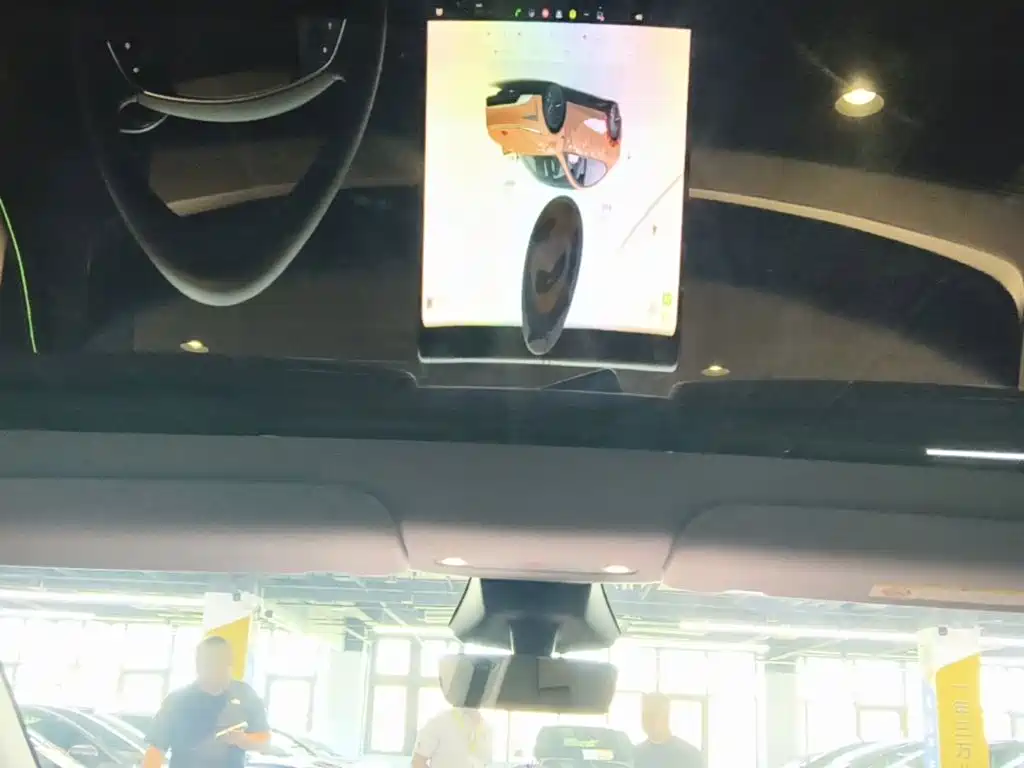 Tesla Model Y — фото 18