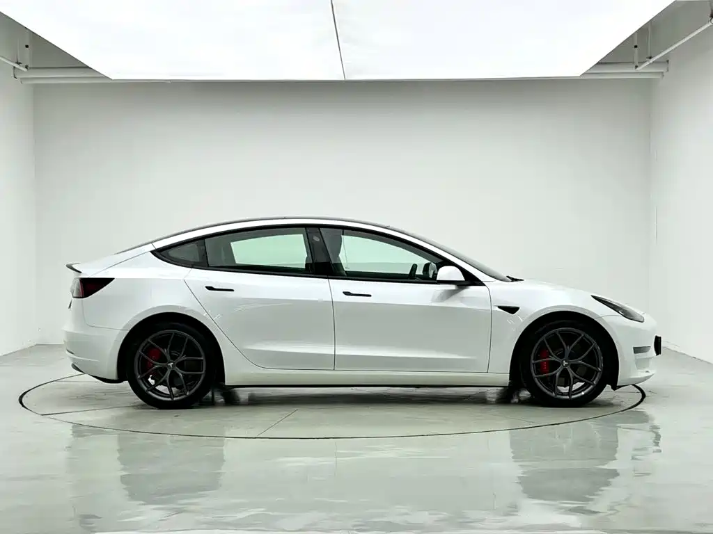 Tesla Model 3 — фото 7