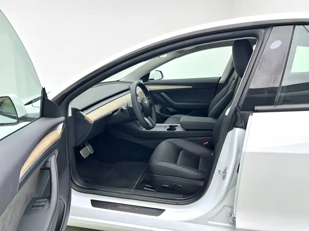 Tesla Model 3 — фото 9